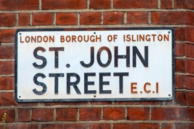 Londra 'nın Clerkenwell bölgesinde St. John Caddesi için sokak tabelası..