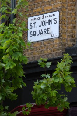 Londra 'nın Clerkenwell bölgesindeki St. Johns Meydanı için bir sokak tabelası..