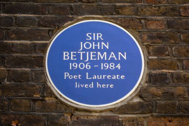 Londra, İngiltere - 20 Ağustos 2024: Londra 'daki Kumaş Fuarı' nda, şair Sir John Betjeman 'ın yaşadığı yeri gösteren mavi bir plaket.