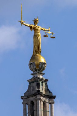 İngiltere, Londra 'daki Old Bailey' nin tepesindeki muhteşem Adalet Heykeli..