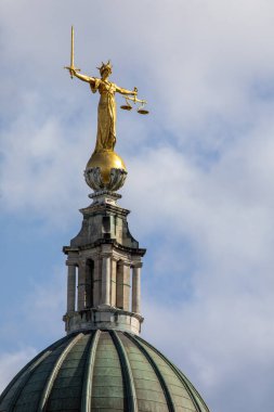 İngiltere, Londra 'daki Old Bailey' nin tepesindeki muhteşem Adalet Heykeli..