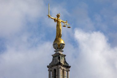 İngiltere, Londra 'daki Old Bailey' nin tepesindeki muhteşem Adalet Heykeli..