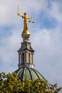 İngiltere, Londra 'daki Old Bailey' nin tepesindeki muhteşem Adalet Heykeli..