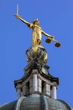 İngiltere, Londra 'daki Old Bailey' nin tepesindeki muhteşem Adalet Heykeli..