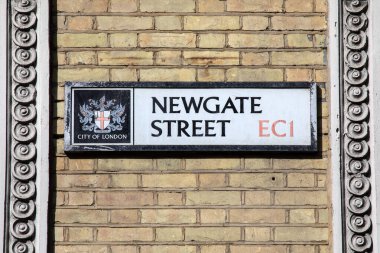 Londra, İngiltere - 20 Ağustos 2024: Londra, İngiltere 'de Newgate Caddesi için bir sokak tabelası.