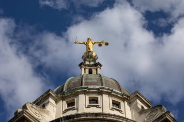 İngiltere, Londra 'daki Old Bailey' nin tepesindeki muhteşem Adalet Heykeli..