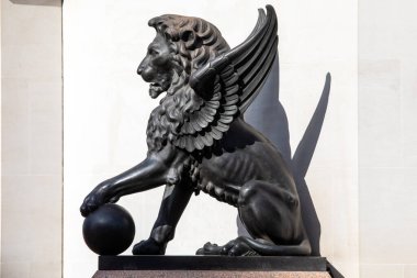 Londra, İngiltere - 20 Ağustos 2024: Londra 'daki Holborn Viyadük' te bir heykel.