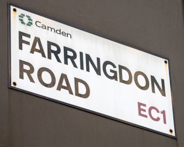 Londra, İngiltere - 20 Ağustos 2024: Londra, İngiltere 'de Farringdon Road için bir sokak tabelası.