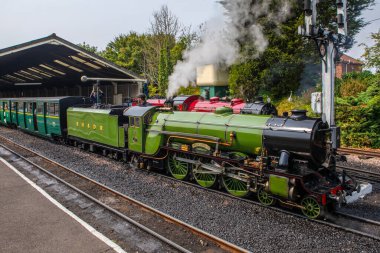 Kent, İngiltere - 19 Ağustos 2024: The Green Goddess locomotive at New Romney station, on the Romney, Hythe and Dymchurch Railway, Kent, İngiltere