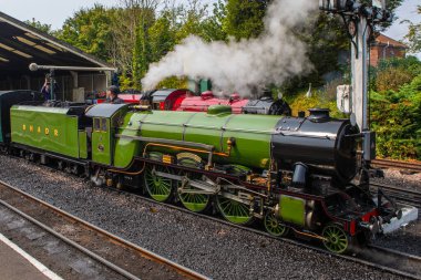 Kent, İngiltere - 19 Ağustos 2024: The Green Goddess locomotive at New Romney station, on the Romney, Hythe and Dymchurch Railway, Kent, İngiltere