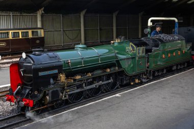 Kent, İngiltere - 19 Ağustos 2024: New Romney istasyonundaki Kuzey Şefi lokomotifi, Kent, İngiltere 'deki Romney, Hythe ve Dymchurch Demiryolu üzerinde