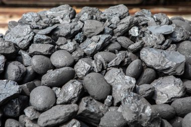 Buharlı lokomotifte kullanılmaya hazır bir kömür yığınının yakın çekimi.