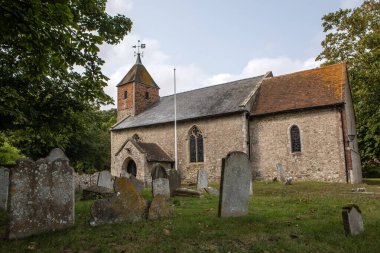 Kent, İngiltere 'deki Dymchurch köyündeki St. Peter ve St. Paul Kilisesi' nin dış cephesi..