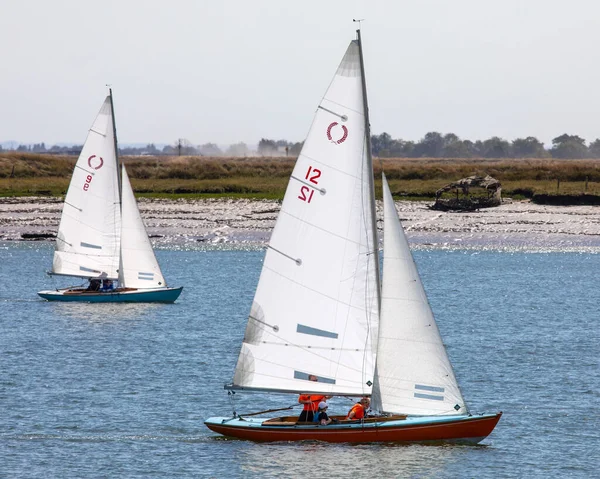 Essex, İngiltere - 29 Ağustos 2024: Essex, İngiltere 'de Burnham-on-Crouch' tan seyredilen iki yelkenli tekne.
