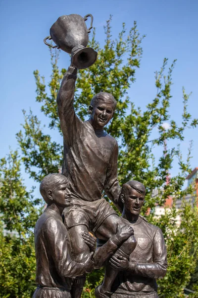 Londra, İngiltere - 23 Ağustos 2024: West Ham United 'ın Avrupa Şampiyonlar Heykeli, Londra' daki Queen Elizabeth Olimpiyat Parkı, Stratford, Londra.