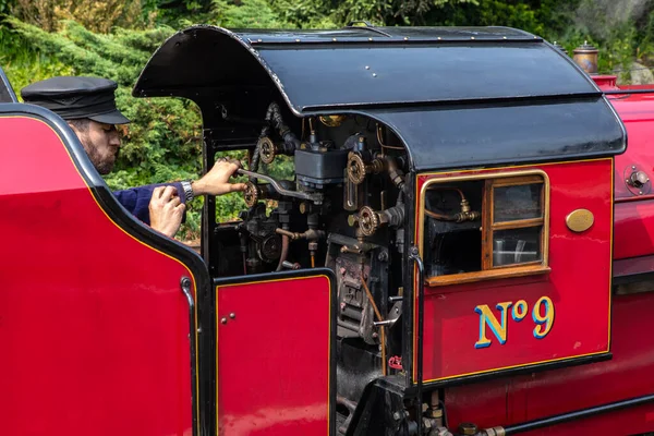 Kent, İngiltere - 19 Ağustos 2024: New Romney istasyonunda Winston Churchill lokomotifinin sürücüsü, Kent, İngiltere Romney, Hythe ve Dymchurch Demiryolu üzerinde.
