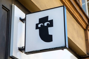 Londra, İngiltere - 12 Ağustos 2024: Uçan Kaplan logosu Londra 'daki Oxford Caddesi' ndeki mağazalarının girişinin üstünde..