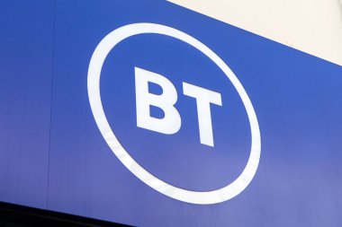 Londra, İngiltere - 12 Ağustos 2024: BT logosu Londra, İngiltere 'deki Oxford Caddesi' ndeki dükkanlarının girişinin üstünde.