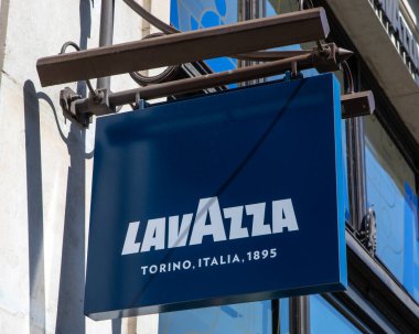 Londra, İngiltere - 12 Ağustos 2024: Lavazza logosu Londra, İngiltere 'deki kafelerinden birinin girişinin üstünde.