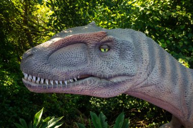 Wight Adası, İngiltere - 2 Ağustos 2024: Wight Adası 'ndaki Blackgang Chine eğlence parkında bir dinozor heykeli.