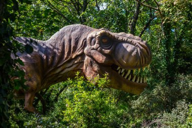 Wight Adası, İngiltere - 2 Ağustos 2024: Wight Adası 'ndaki Blackgang Chine eğlence parkında bir T-Rex heykeli.