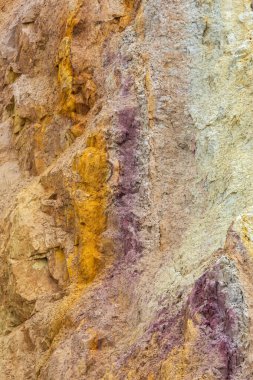 İngiltere 'nin Wight Adası' ndaki Alum Bay 'deki çok renkli kayalıklara yakın çekim..