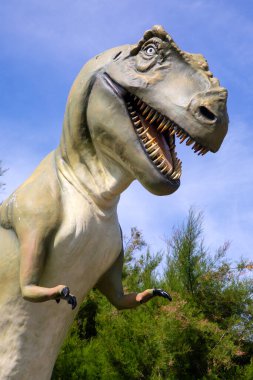 Wight Adası, İngiltere - 4 Ağustos 2024: İngiltere 'nin Wight Adası' ndaki The Needles turistik merkezinde bulunan bir dinozor heykeli.