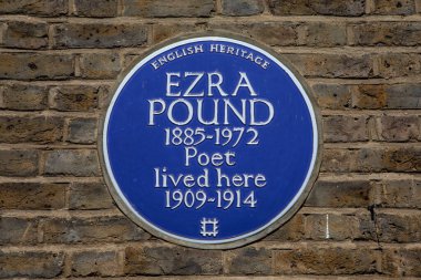 Londra, İngiltere - 29 Temmuz 2024: Londra 'nın Kensington bölgesinde ünlü şair Ezra Pound' un 1909-1914 yılları arasında yaşadığı yeri gösteren mavi bir plaket,