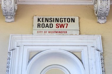 Kensington Yolu için bir sokak tabelası, Londra 'nın Kensington bölgesinde..