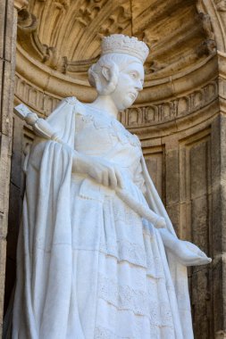 Londra, İngiltere - 29 Temmuz 2024: İngiltere 'deki Royal Albert Hall' un dış tarafında Kraliçe Victoria 'nın güzel bir heykeli.