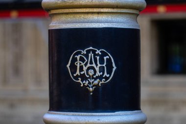 Londra, İngiltere - 29 Temmuz 2024: Royal Albert Hall logosu veya Londra, İngiltere 'deki Royal Albert Hall' un dışındaki bir lamba üzerindeki sembol.