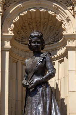 Londra, İngiltere - 29 Temmuz 2024: Kensington, Londra 'daki Royal Albert Hall' un dış tarafında Kraliçe II. Elizabeth 'in heykeli.