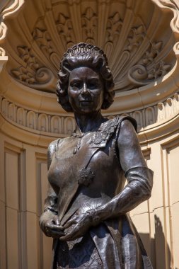 Londra, İngiltere - 29 Temmuz 2024: Kensington, Londra 'daki Royal Albert Hall' un dış tarafında Kraliçe II. Elizabeth 'in heykeli.