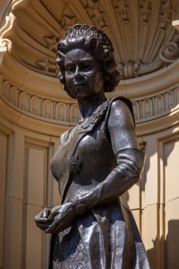 Londra, İngiltere - 29 Temmuz 2024: Kensington, Londra 'daki Royal Albert Hall' un dış tarafında Kraliçe II. Elizabeth 'in heykeli.