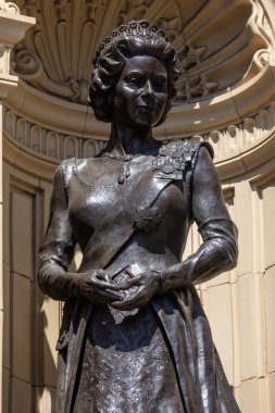 Londra, İngiltere - 29 Temmuz 2024: Kensington, Londra 'daki Royal Albert Hall' un dış tarafında Kraliçe II. Elizabeth 'in heykeli.