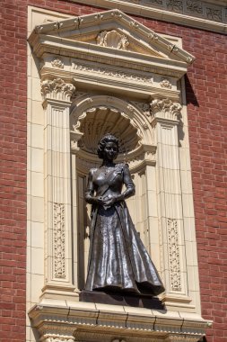 Londra, İngiltere - 29 Temmuz 2024: Kensington, Londra 'daki Royal Albert Hall' un dış tarafında Kraliçe II. Elizabeth 'in heykeli.