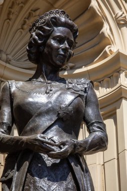 Londra, İngiltere - 29 Temmuz 2024: Kensington, Londra 'daki Royal Albert Hall' un dış tarafında Kraliçe II. Elizabeth 'in heykeli.