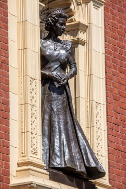 Londra, İngiltere - 29 Temmuz 2024: Kensington, Londra 'daki Royal Albert Hall' un dış tarafında Kraliçe II. Elizabeth 'in heykeli.