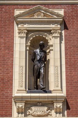 Londra, İngiltere - 29 Temmuz 2024: Kensington, İngiltere 'deki Royal Albert Hall' un dış tarafında Prens Philip 'in heykeli.