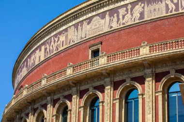 Londra, İngiltere - 29 Temmuz 2024: Tarihi Royal Albert Hall 'un dışı, Sanat ve Bilim Zaferi' ni kutlayan bir mozaik frizbiyle.