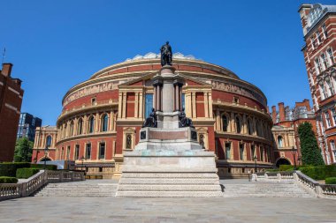 Londra, İngiltere - 29 Temmuz 2024: 1851 Sergi Anıtı manzarası, arkasında Royal Albert Hall, Kensington, Londra, İngiltere.