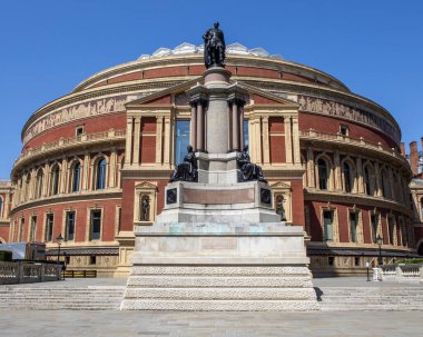 Londra, İngiltere - 29 Temmuz 2024: 1851 Sergi Anıtı manzarası, arkasında Royal Albert Hall, Kensington, Londra, İngiltere.
