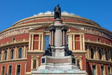 Londra, İngiltere - 29 Temmuz 2024: 1851 Sergi Anıtı manzarası, arkasında Royal Albert Hall, Kensington, Londra, İngiltere.