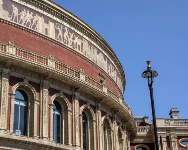 Londra, İngiltere - 29 Temmuz 2024: Kensington, Londra 'daki tarihi Royal Albert Hall' un dışı.