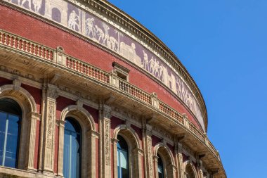 Londra, İngiltere - 29 Temmuz 2024: Tarihi Royal Albert Hall 'un dışı, Sanat ve Bilim Zaferi' ni kutlayan bir mozaik frizbiyle.