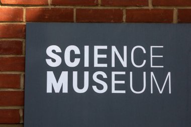 Londra, İngiltere - 29 Temmuz 2024: Güney Kensington, Londra, İngiltere 'deki Bilim Müzesi girişlerinden birinde bir işaret.