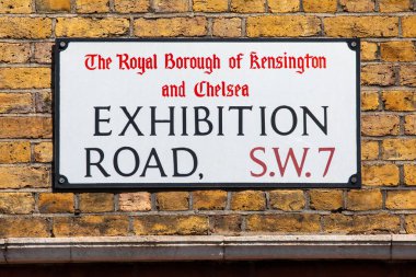 Güney Kensington, Londra 'daki Exhibition Road sokak tabelası..