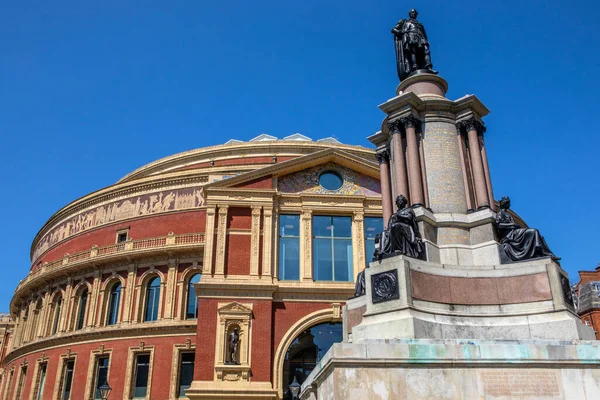 Londra, İngiltere - 29 Temmuz 2024: 1851 Sergi Anıtı 'nın tepesinde Prens Albert' in heykeli, arka planda Royal Albert Hall, Kensington, Londra, İngiltere.