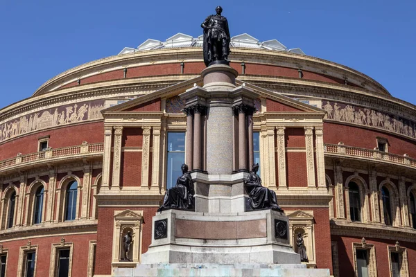 Londra, İngiltere - 29 Temmuz 2024: 1851 Sergi Anıtı manzarası, arkasında Royal Albert Hall, Kensington, Londra, İngiltere.