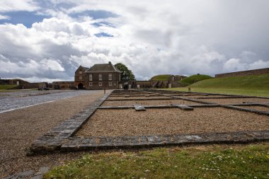 Essex, İngiltere - 7 Temmuz 2024: Essex, İngiltere 'deki tarihi Tilbury Kalesi' nde bir zamanlar asker kışlası olan kışlanın temelleri.